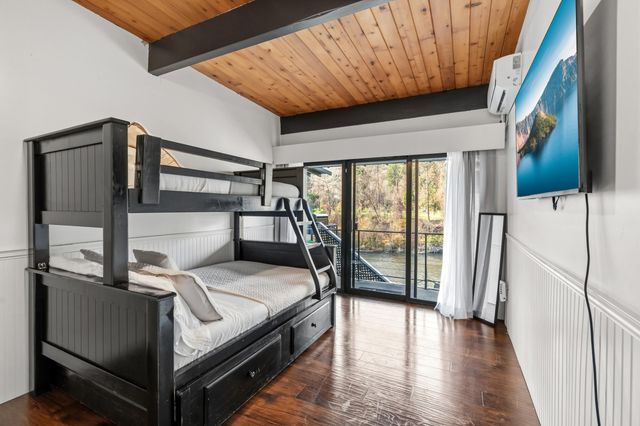 2400 Rogue River Highway, Gold Hill, OR 97525