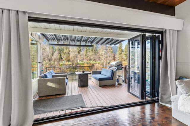 2400 Rogue River Highway, Gold Hill, OR 97525