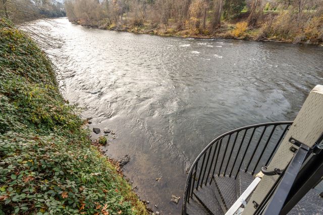 2400 Rogue River Highway, Gold Hill, OR 97525