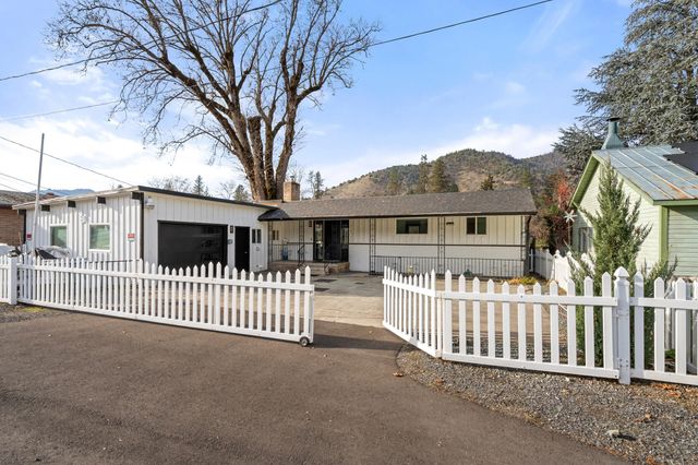 2400 Rogue River Highway, Gold Hill, OR 97525