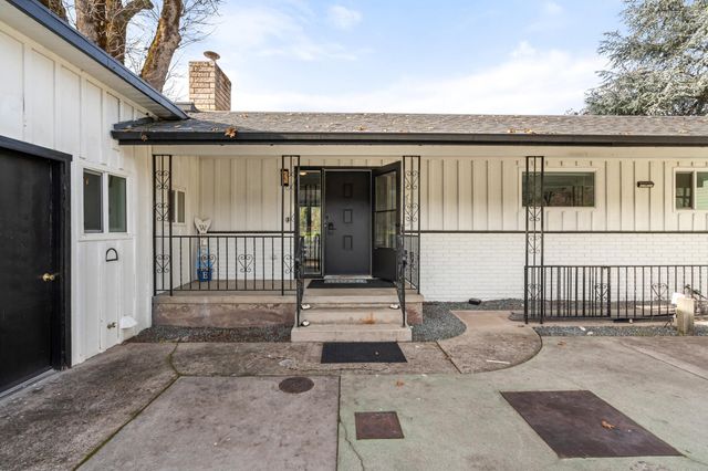 2400 Rogue River Highway, Gold Hill, OR 97525