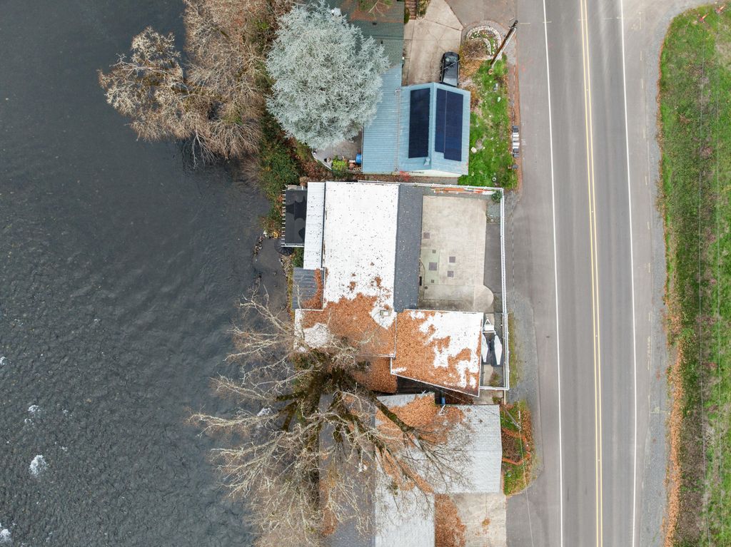 2400 Rogue River Highway, Gold Hill, OR 97525