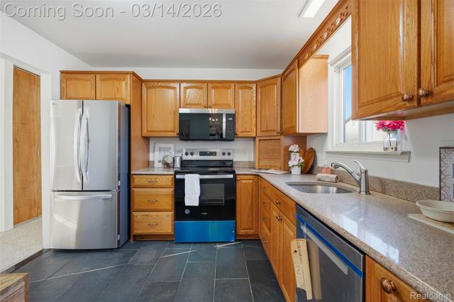 2919 Roundtree Drive, Troy, MI 48083