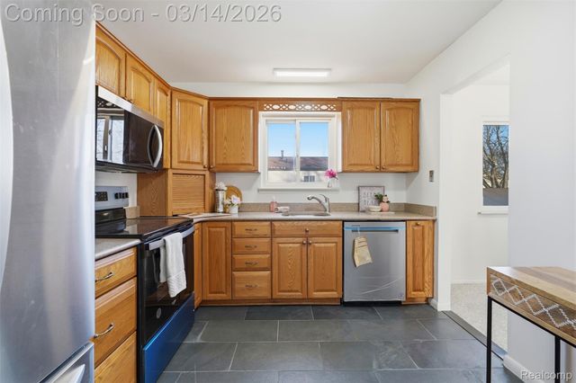 2919 Roundtree Drive, Troy, MI 48083