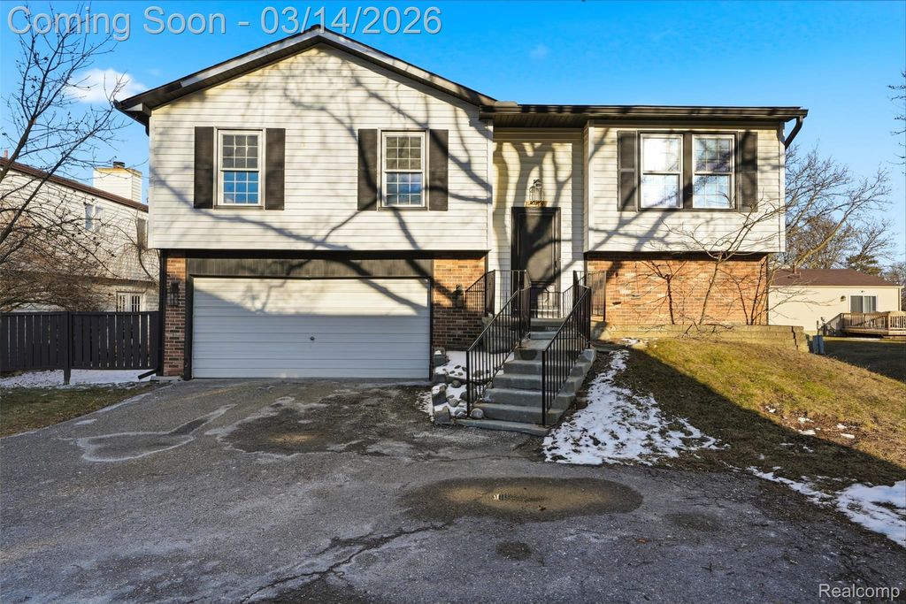 2919 Roundtree Drive, Troy, MI 48083
