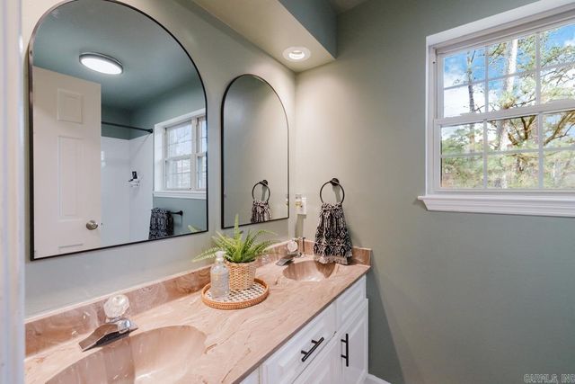 13013 Lemoncrest Ln, Little Rock, AR 72210