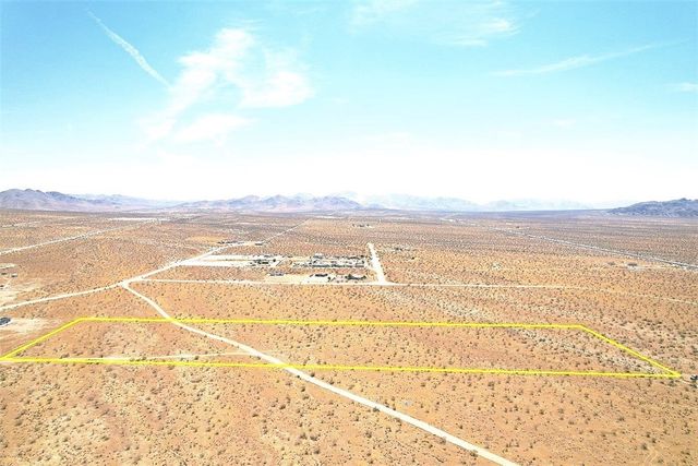 25 Dachshund Avenue, Apple Valley, CA 92307