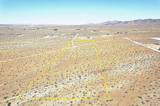 25 Dachshund Avenue, Apple Valley, CA 92307