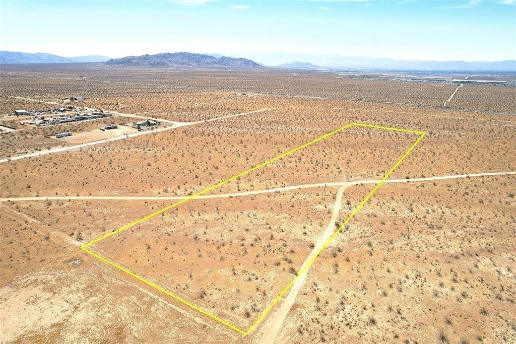 25 Dachshund Avenue, Apple Valley, CA 92307
