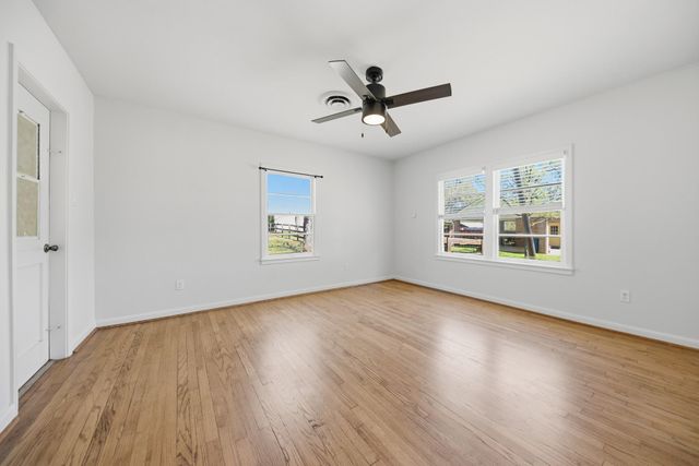 104 E Nichols Street, Bellville, TX 77418