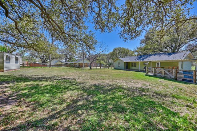 104 E Nichols Street, Bellville, TX 77418