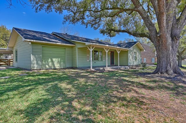 104 E Nichols Street, Bellville, TX 77418