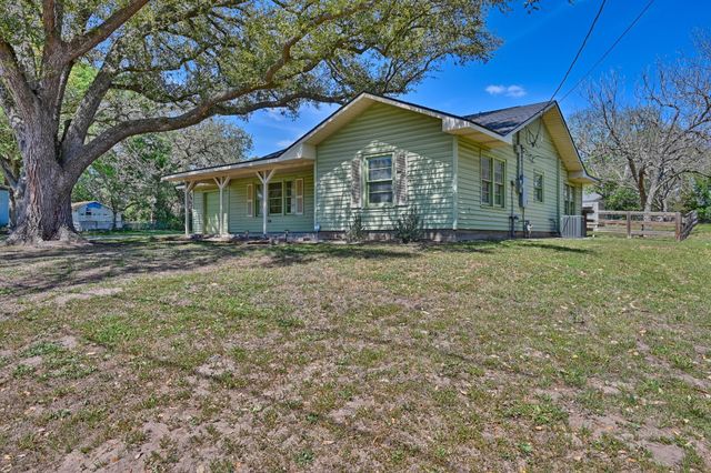 104 E Nichols Street, Bellville, TX 77418