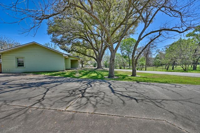 104 E Nichols Street, Bellville, TX 77418