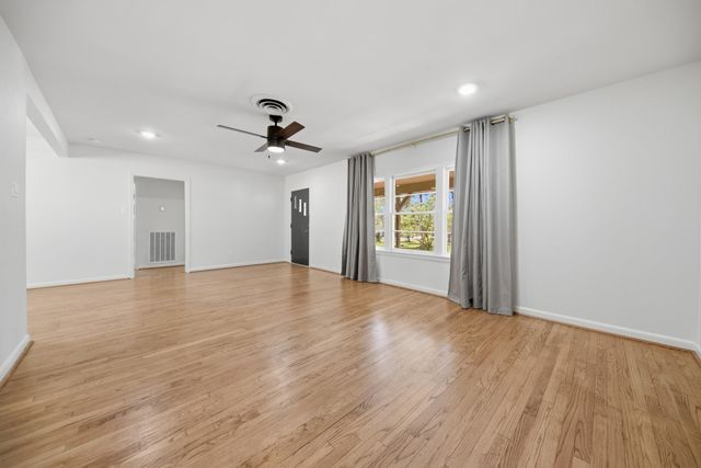 104 E Nichols Street, Bellville, TX 77418