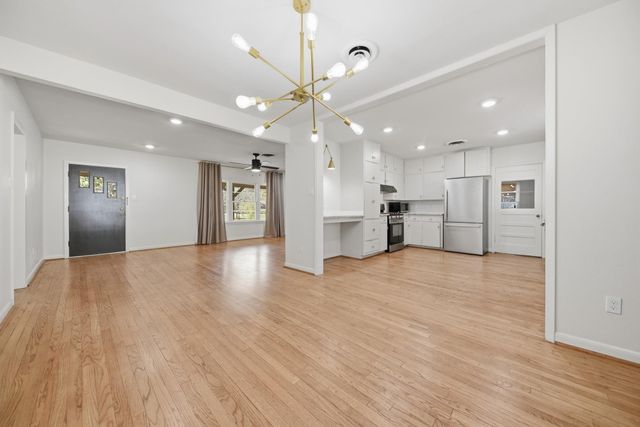 104 E Nichols Street, Bellville, TX 77418