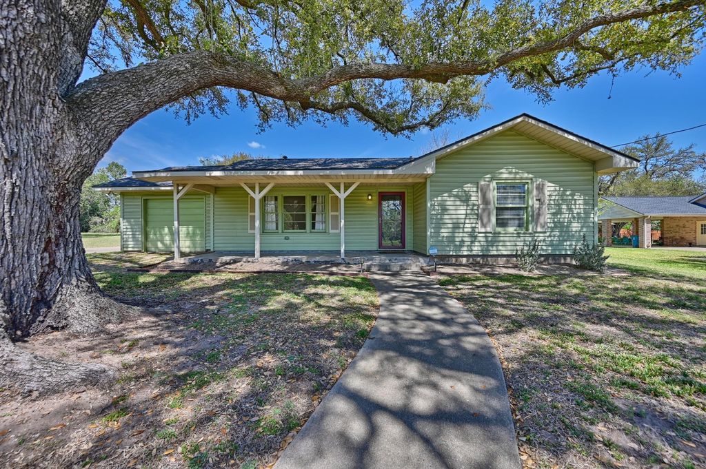104 E Nichols Street, Bellville, TX 77418