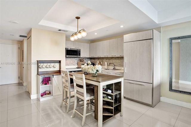 45 SW 9th St 4004, Miami, FL 33130