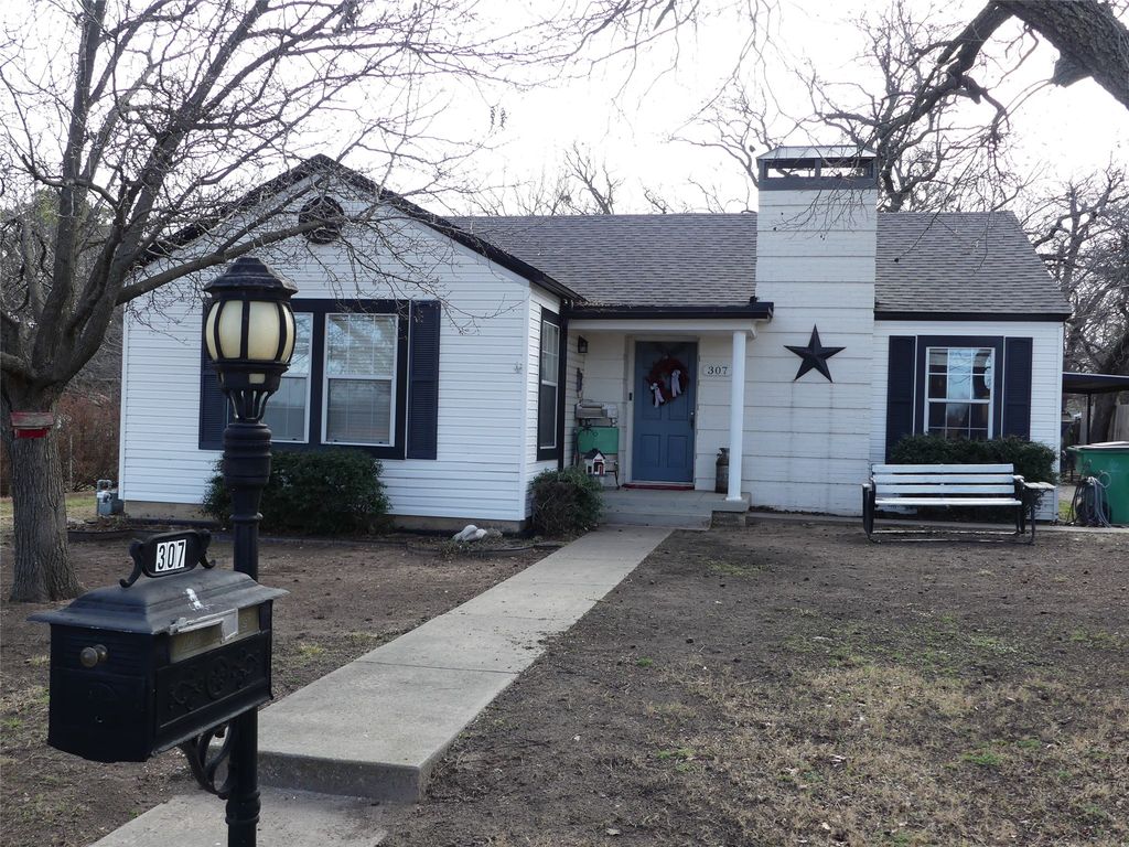 307 Rock Street, Bowie, TX 76230