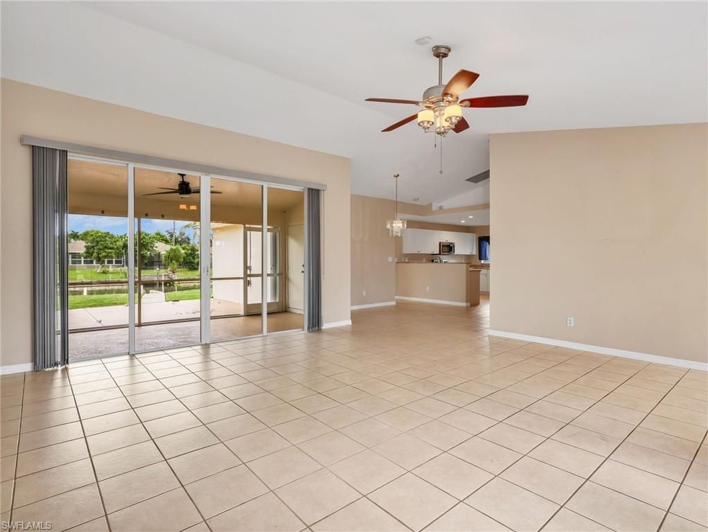 Image 10 of property listing at 323 SE 9th AVE, Cape Coral, FL 33990