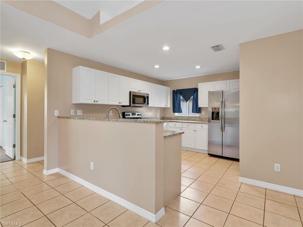 Image 14 of property listing at 323 SE 9th AVE, Cape Coral, FL 33990