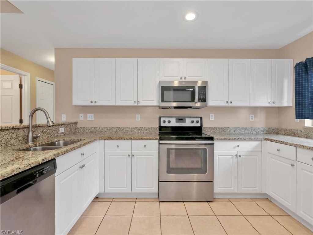 Image 15 of property listing at 323 SE 9th AVE, Cape Coral, FL 33990