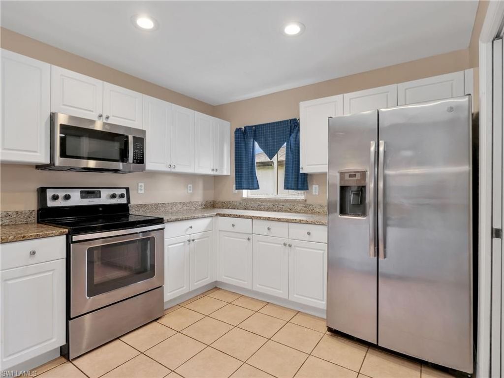 Image 16 of property listing at 323 SE 9th AVE, Cape Coral, FL 33990