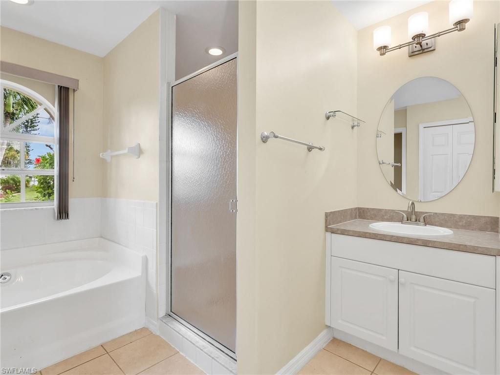 Image 22 of property listing at 323 SE 9th AVE, Cape Coral, FL 33990