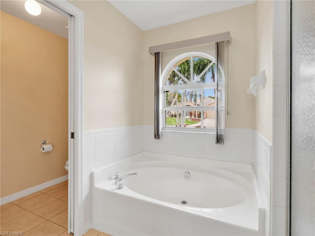 Image 23 of property listing at 323 SE 9th AVE, Cape Coral, FL 33990