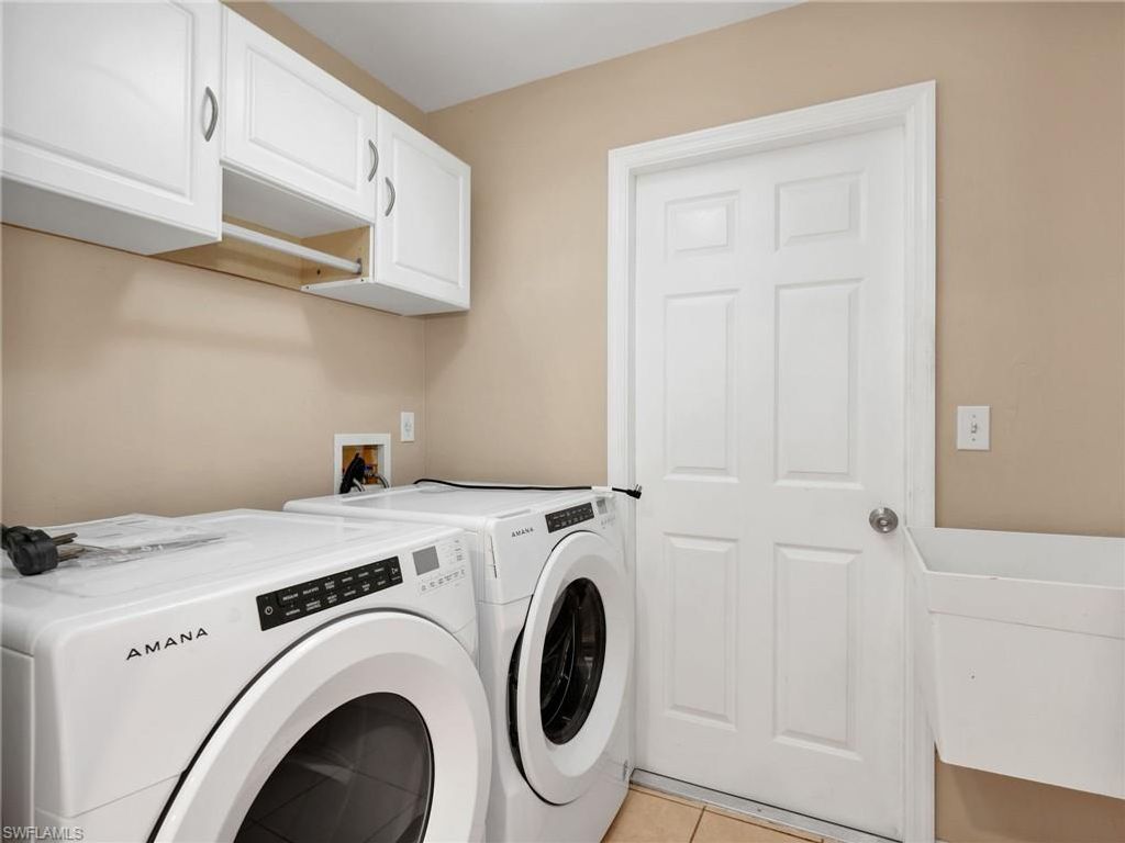 Image 31 of property listing at 323 SE 9th AVE, Cape Coral, FL 33990