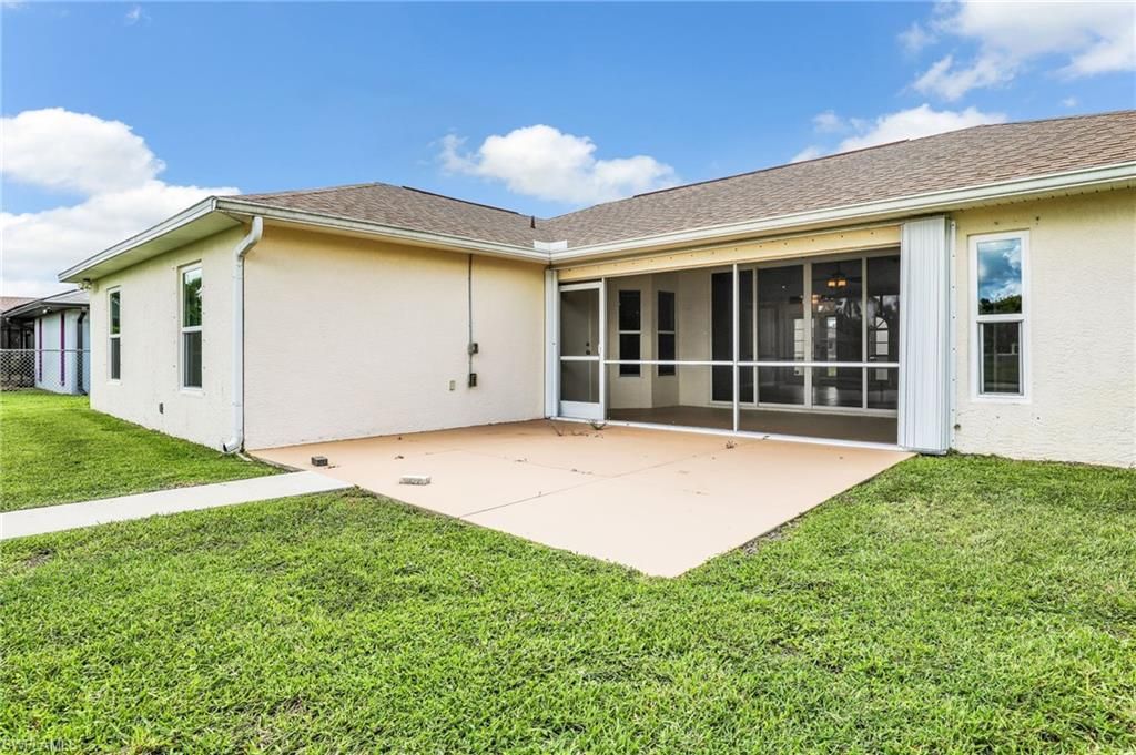 Image 35 of property listing at 323 SE 9th AVE, Cape Coral, FL 33990
