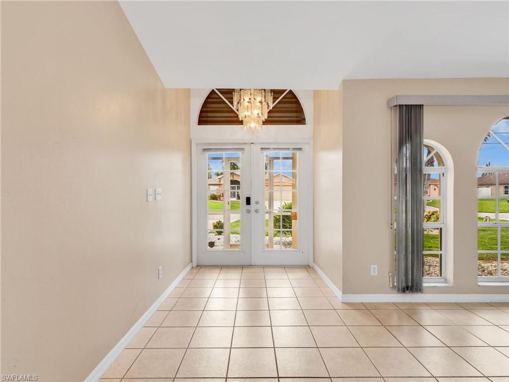 Image 7 of property listing at 323 SE 9th AVE, Cape Coral, FL 33990