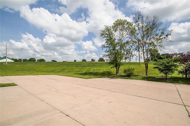 140 Stonebridge Lane, Smithville, MO 64089