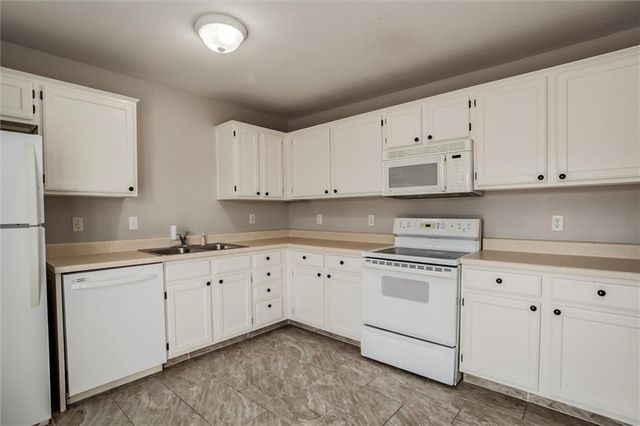 140 Stonebridge Lane, Smithville, MO 64089