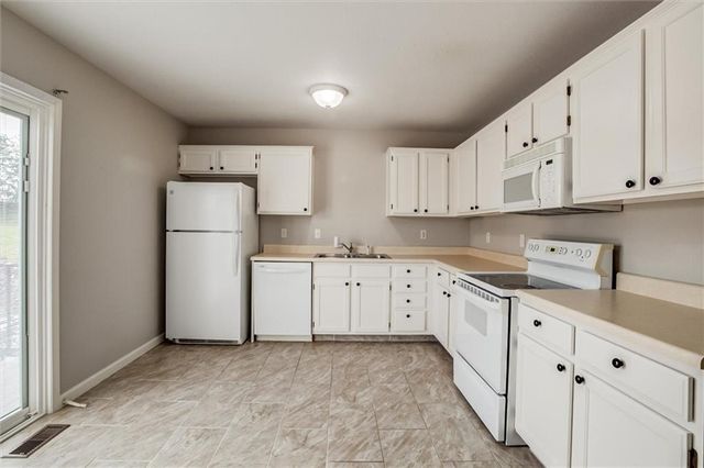 140 Stonebridge Lane, Smithville, MO 64089