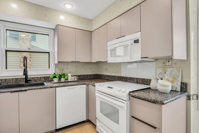 1234 Devonshire Road, Buffalo Grove, IL 60089