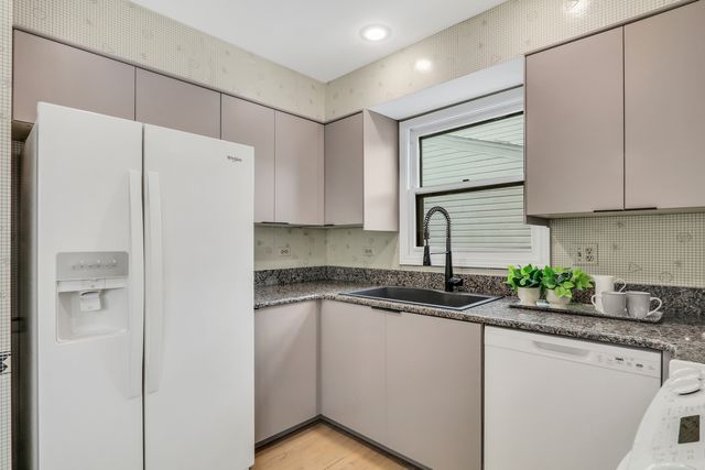 1234 Devonshire Road, Buffalo Grove, IL 60089