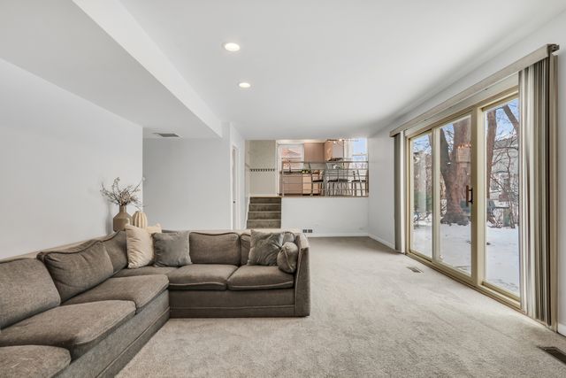 1234 Devonshire Road, Buffalo Grove, IL 60089