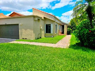 566 Village Lake Drive, Weston, FL 33326