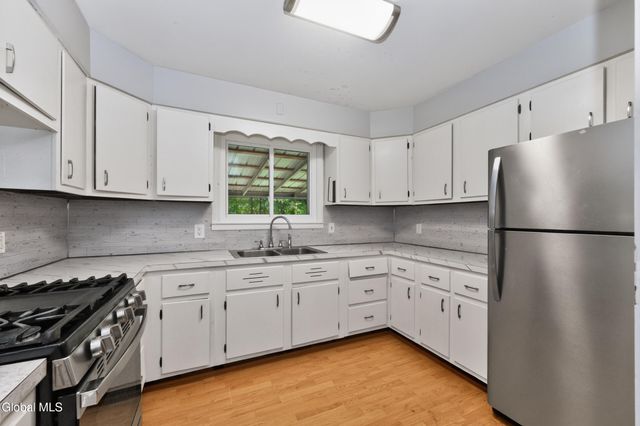 28 Cardinal Lane, New Baltimore, NY 12124