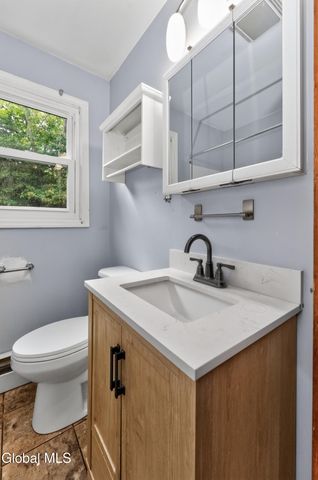 28 Cardinal Lane, New Baltimore, NY 12124
