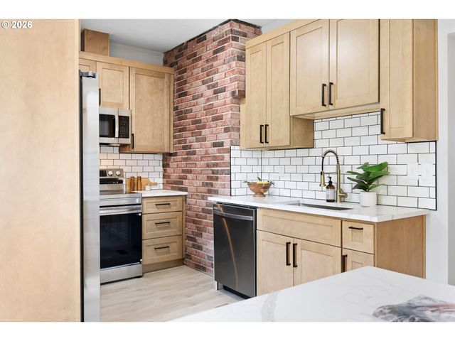 14026 Se TAYLOR St, Portland, OR 97233