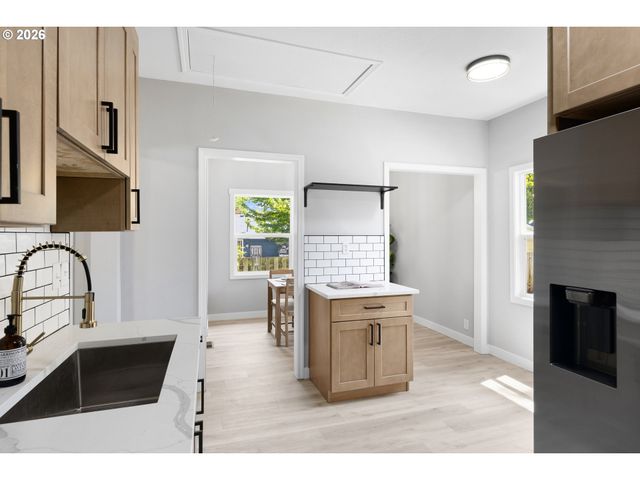 14026 Se TAYLOR St, Portland, OR 97233