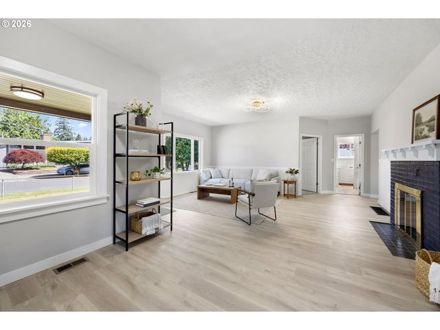 14026 Se TAYLOR St, Portland, OR 97233