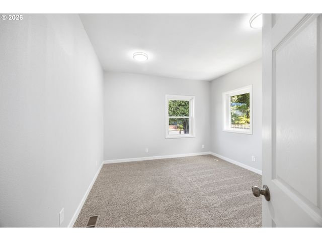 14026 Se TAYLOR St, Portland, OR 97233
