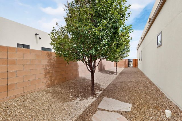 6201 Casa Blanca Drive NW, Albuquerque, NM 87120