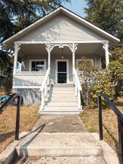 218 Washington Avenue N, Eatonville, WA 98328