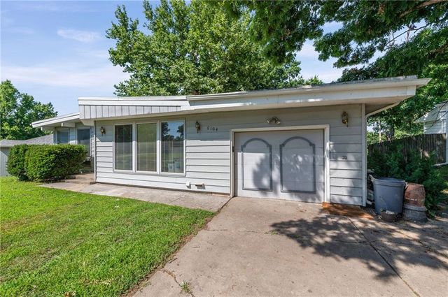 6104 N Garfield Avenue, Gladstone, MO 64118