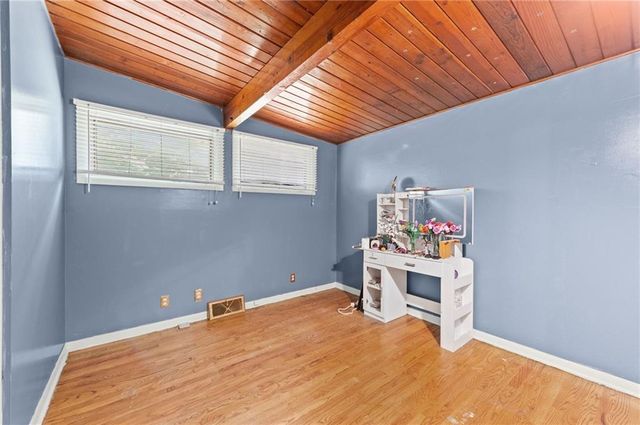 6104 N Garfield Avenue, Gladstone, MO 64118