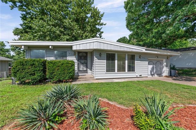 6104 N Garfield Avenue, Gladstone, MO 64118
